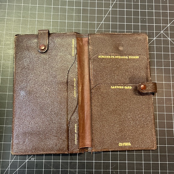 GUC Morocco leather travel wallet - Picture 3 of 9